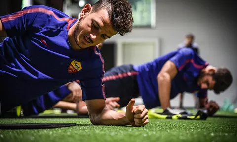 Làm khách trước đội bét bảng, AS Roma vẫn không lơ là tập luyện
