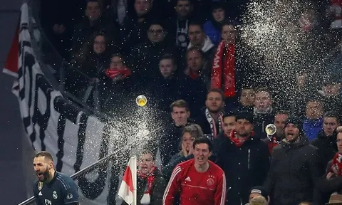 Benzema được CĐV Ajax "tưởng thưởng" đặc biệt sau bàn thắng mở điểm