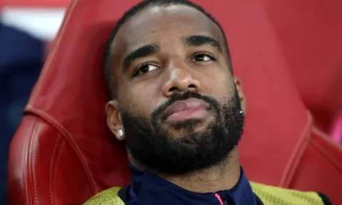 Aubameyang ghi bàn, Lacazette buồn thấy rõ