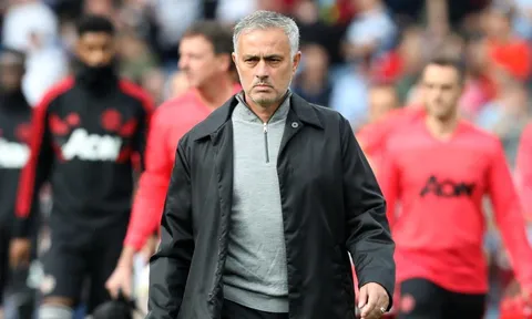 Đây, điều Mourinho làm trong giờ nghỉ giúp M.U chơi quật khởi trước Chelsea
