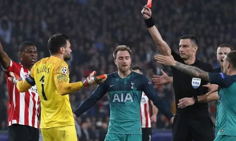 Đây, điều Hugo Lloris đã làm sau chiếc thẻ đỏ trong trận hòa PSV