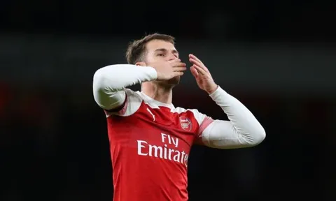 Aaron Ramsey sắp rời Arsenal, HLV Emery cầu xin 1 điều