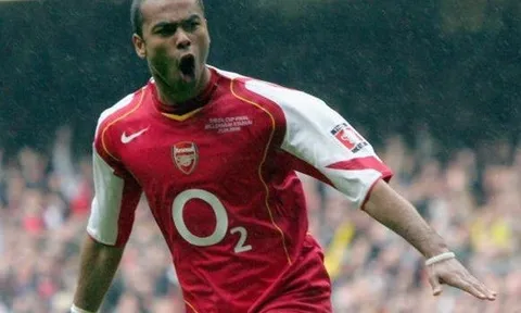 Ashley Cole thừa nhận 'ngây thơ và ngu xuẩn' khi rời Arsenal