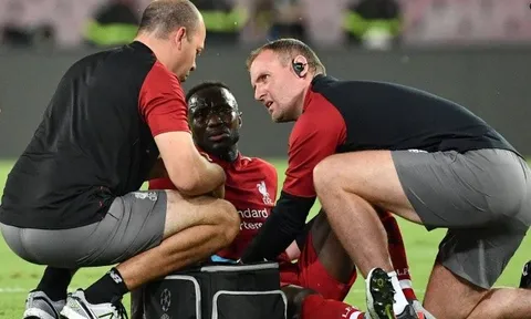 Liverpool đón tin dữ, Naby Keita gục xuống sân sau 15 phút