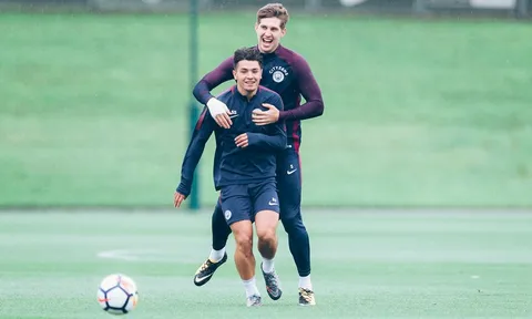 Aguero trở lại, dàn sao Man City tập luyện trong tiếng cười