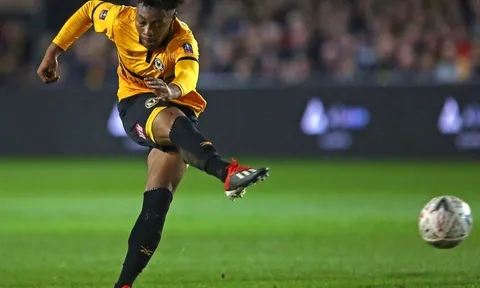 Chelsea nhảy vào cuộc đua giành "sao mai" lạ với Man United