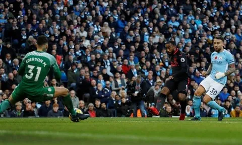 Alexandre Lacazette không đáng bị ngồi dự bị