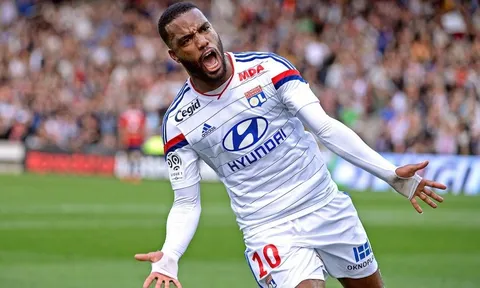 Alexandre Lacazette từng nguy hiểm thế nào trong màu áo Lyon?