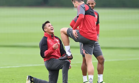 Alexis Sanchez  'cười thả ga' trên sân tập