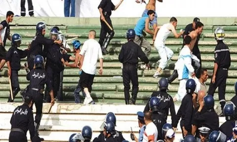 Algeria: Cổ động viên tấn công cầu thủ, hơn 80 người bị thương