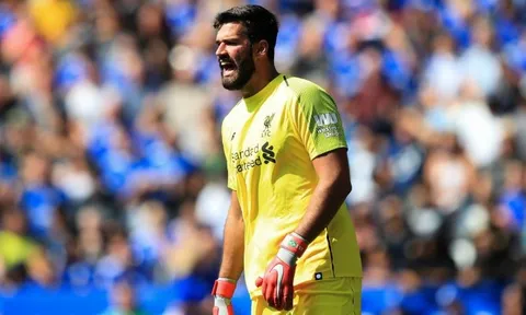 "Alisson chẳng việc gì phải thay đổi lối chơi"