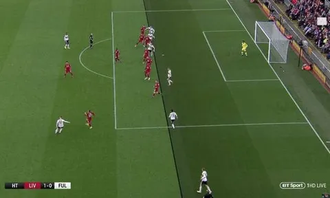 Alisson đã phá luật trước khi Salah ghi bàn mở tỷ số cho Liverpool?