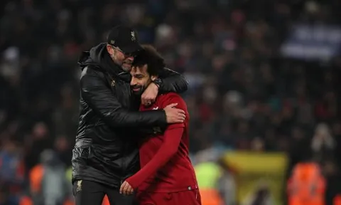 Alisson phản xạ xuất thần, Liverpool nghẹt thở ghi tên vào vòng knock out