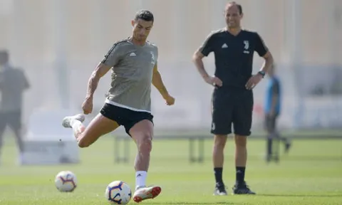 Allegri lặng lẽ mỉm cười ngắm Ronaldo tập luyện