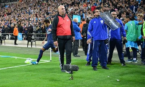 Ăn thẻ đỏ, Neymar còn dính cả "vật thể lạ" từ CĐV Marseille
