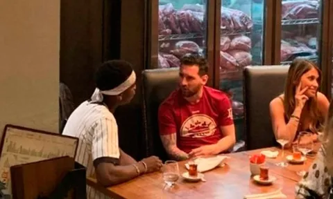 Ăn tối với Messi, Pogba thưởng thức trào lưu "rắc muối"