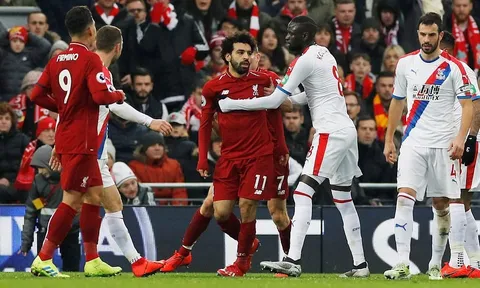 Ăn vạ kiếm phạt đền, Mohamed Salah suýt bị đối thủ"tẩn" trên sân