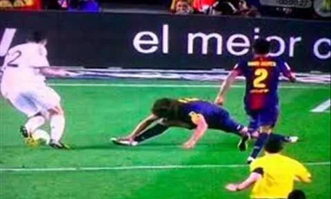 Angel di Maria từng khiến Carles Puyol bẽ mặt với pha đi bóng này