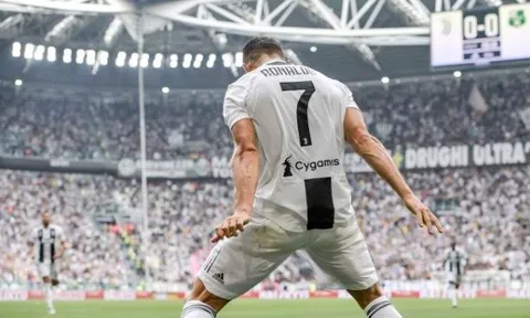 Mở tài khoản, Ronaldo nghẹn ngào ôm chặt lý do giúp mình bùng nổ