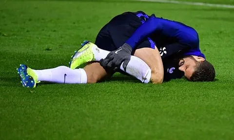 Giroud ôm chân, Deschamps lo sốt vó