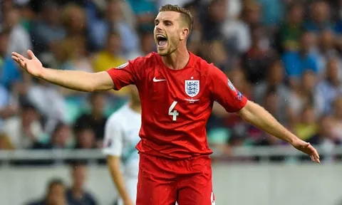 Anh hòa nhạt, đội trưởng Liverpool văng tục với HLV Croatia ngay trên sân