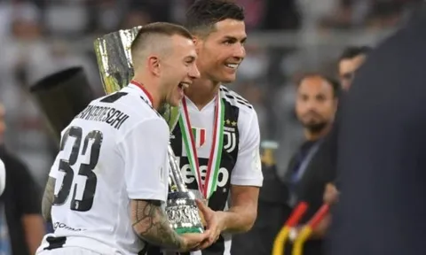 Higuain 'câm nín' vì đồng đội, Ronaldo ra dấu đặc biệt đón cúp