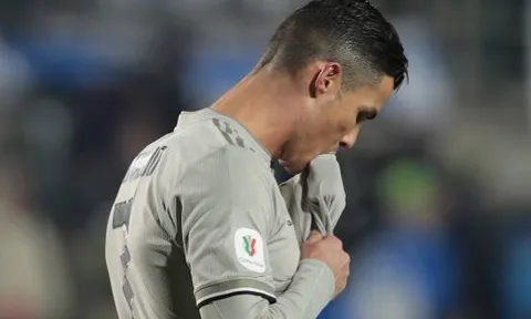 Allegri bị đuổi, Ronaldo cúi gằm mặt không nói lên lời khi mộng ăn 4 tan vỡ