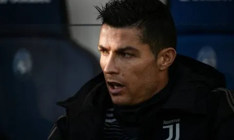 Ronaldo bàng hoàng trên băng ghế dự bị khi Juventus suýt thua