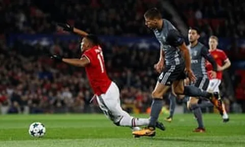 Anthony Martial đi bóng lắt léo, biến hàng thủ Benfica thành trò hề