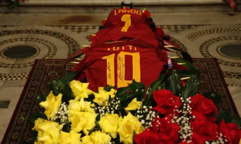 Áo của Totti được tuẫn táng theo người chết