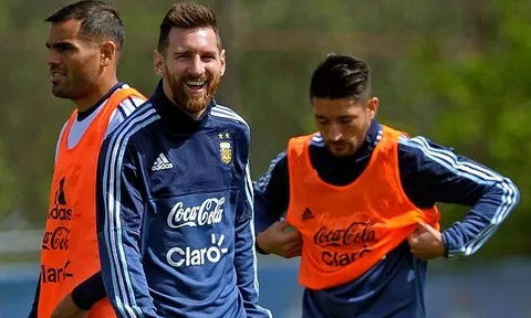 Argentina nguy cơ bị loại, Messi vẫn cười tươi