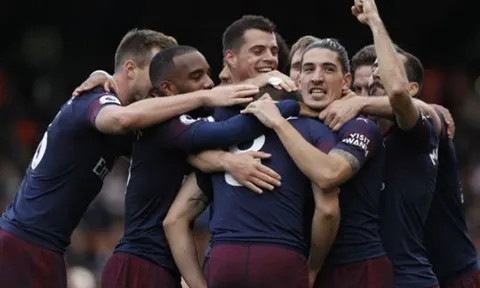 "Arsenal bây giờ chẳng khác gì trò cười"