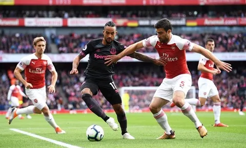 Arsenal chỉ còn đúng 2 trung vệ sau trận Everton