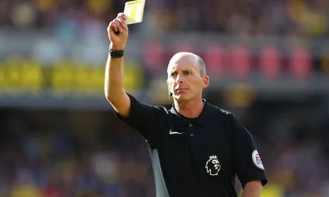 Arsenal đã chiêu mộ thành công... trọng tài Mike Dean
