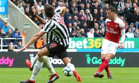 Đập tan chỉ trích, Ozil bừng sáng trong trận thứ 200 cho Arsenal