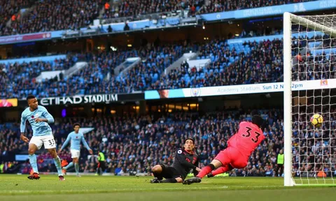 Arsenal là nạn nhân của trọng tài?
