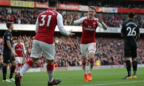 Arsenal nhọc nhằn hạ Swansea: Đã đến lúc "tiễn" Sanchez, Ozil?
