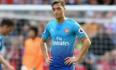 Arsenal thảm bại, Ozil đăng đàn xin lỗi NHM