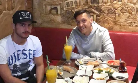 Arsenal thăng hoa, Ozil 'chơi lớn' với hành động này