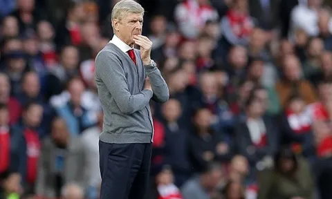 Arsene Wenger kỉ niệm trận đấu thứ 800 bằng vẻ mặt khắc khổ