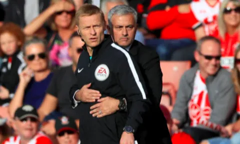 'Âu yếm' trọng tài rồi bị đuổi, 'án trảm' lơ lửng đầu Mourinho