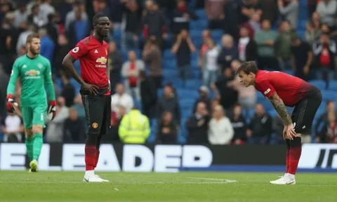 Bailly đáp trả 'đanh đá' trước chỉ trích của Neville