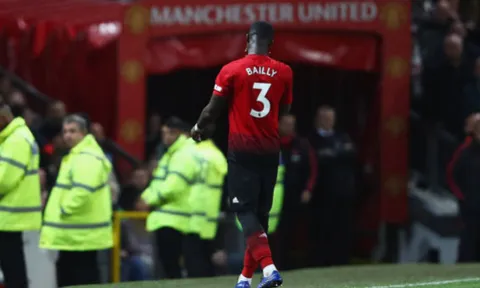 Bailly nhận thẻ đỏ rời sân và đây là hành động CĐV dành cho anh