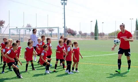 Bale trẻ ra chục tuổi khi chơi bóng cùng các cầu thủ nhí