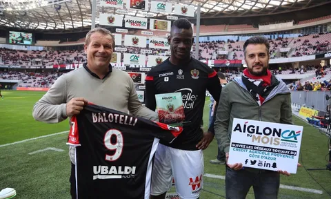 Balotelli lại gây "bão" trong ngày Nice chiến thắng
