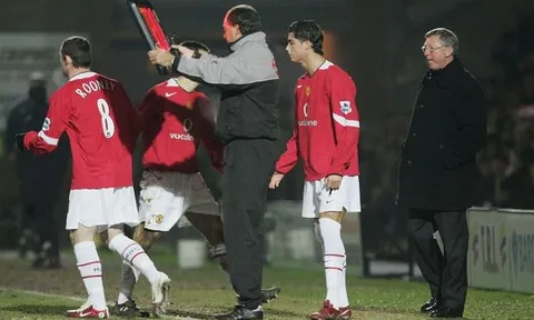 Bạn có nhớ? Đội hình Man Utd có Rooney, Ronaldo bị Burton cầm hòa năm 2006