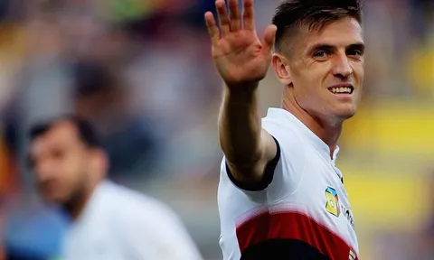 Các ông lớn chần chừ, cơ hội cho Chelsea với Krzysztof Piatek