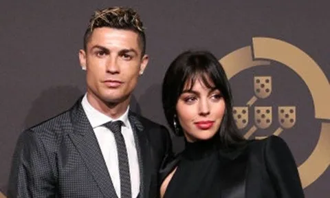 Bạn gái bị bóc mẽ, Ronaldo nổi đóa đâm đơn kiện