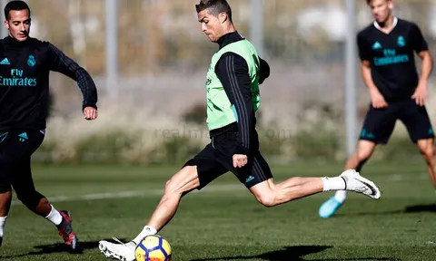 Bạn gái vừa sinh, Ronaldo đã bỏ đi tập luyện