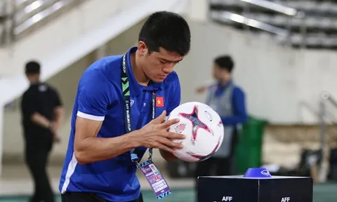 Ban huấn luyện ‘làm phép’ trái bóng AFF Cup cho thủ môn Đặng Văn Lâm